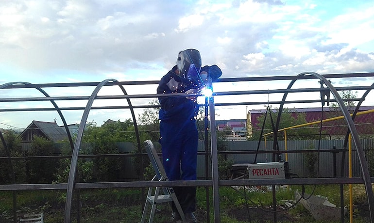 Как одному установить теплицу из поликарбоната